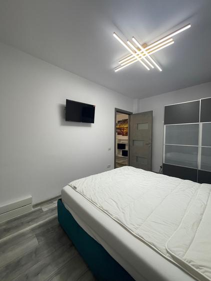 Piata Romana, Coloane, Metrou - 13