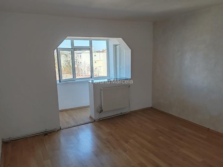 Apartament 3 camere  renovat aproape de cresa Primaverii