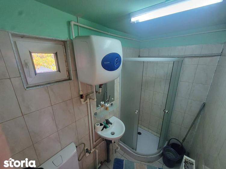 Casă cu 3 camere semidecomandat cu Teren 3197 Mp în Dumbrava