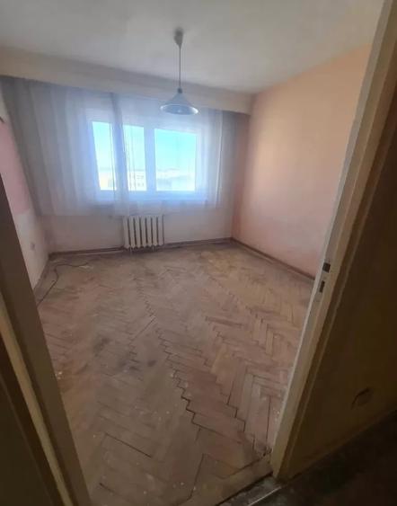 Apartament cu 3 camere decomandat în Cetate