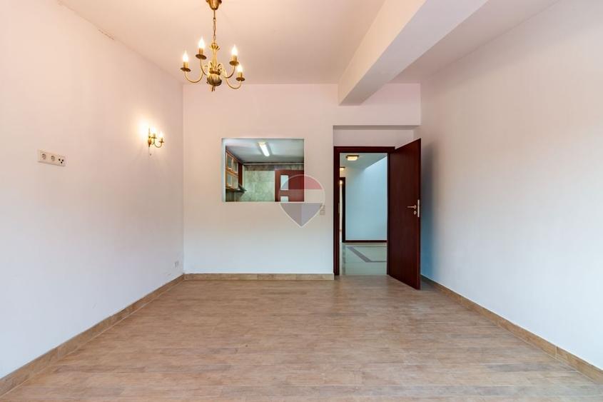 Casă individuală cu 6 camere cu Teren 235 Mp în Ferentari