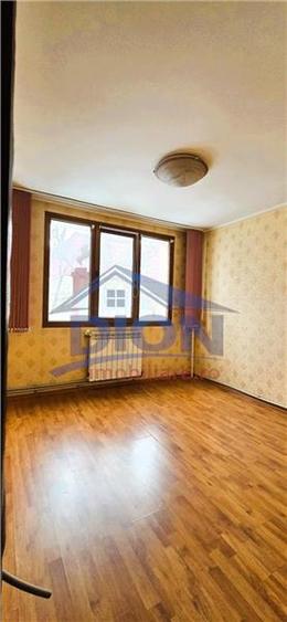 Apartament cu 3 camere decomandat în Drumul Taberei