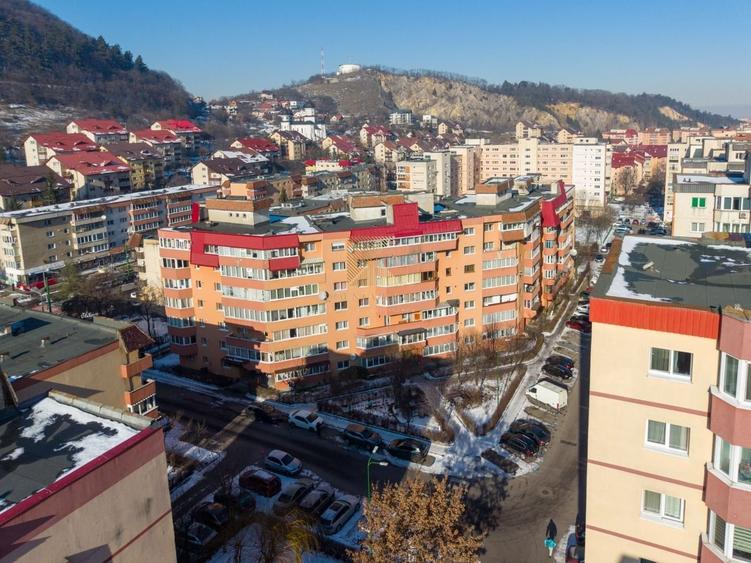 Apartament 3 camere, vedere superbă, Răcădău, str. Carpenului - 25