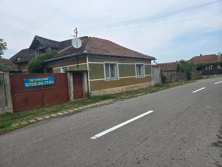 Vand casa loc SUMUGIU, sc 200 mp , parte casa noua la rosu , teren 2670 mp, la sosea, front mare - 10