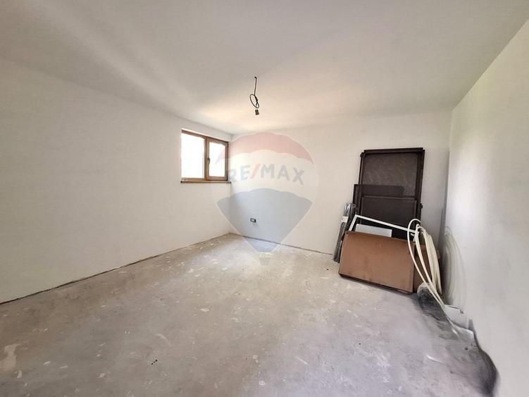 Casă / Vilă la gri aproape gata sa devina " acasa" ! - 10