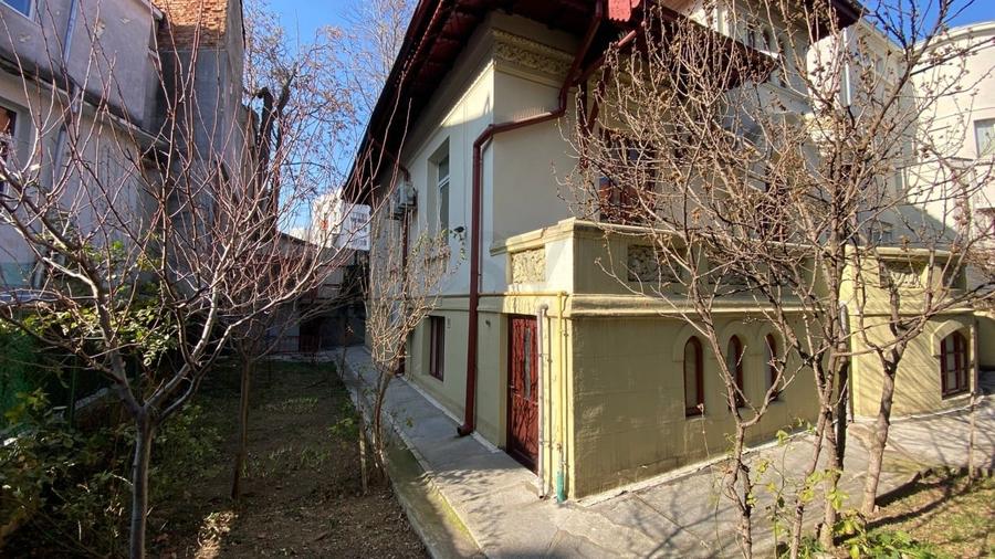 Casă individuală cu 10 camere cu Canalizare în Cișmigiu