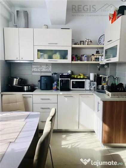 Apartament cu 3 camere decomandat în Tractorul