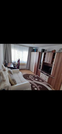 Vind apartament cu 2 camere decomandat - 1