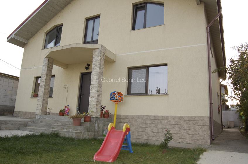 Casă cu 6 camere în Est