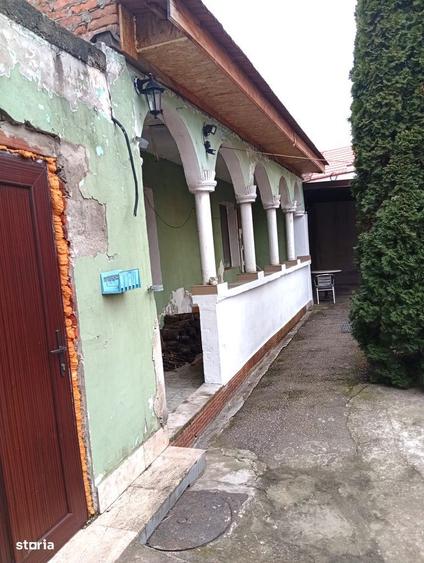 O casa cu doua apartamente in zona centrala - 4