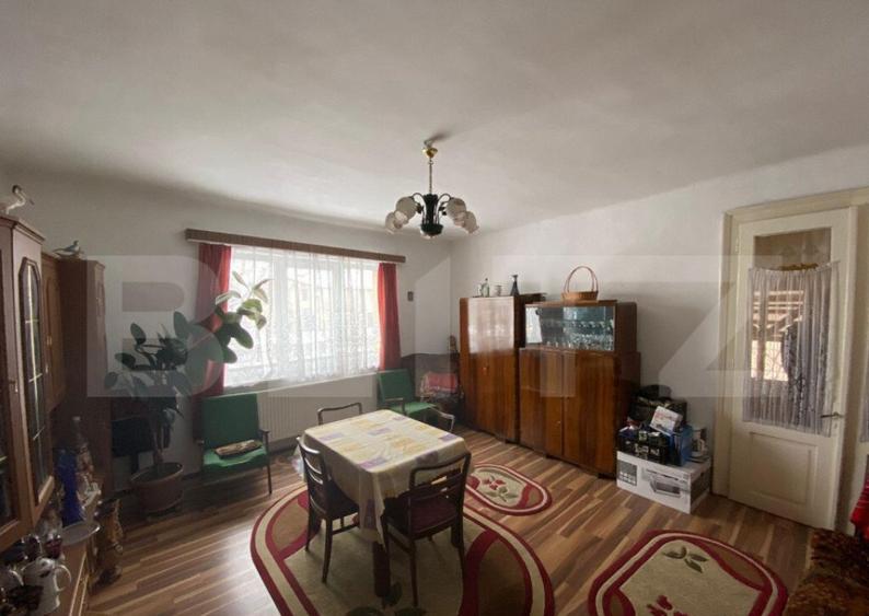 Casa de 284 mp, impartit in 3 apartamente, teren 503 mp, Gri - 16