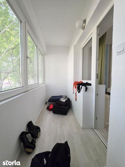 Apartament cu 3 camere, mobilat în Văcăresti
