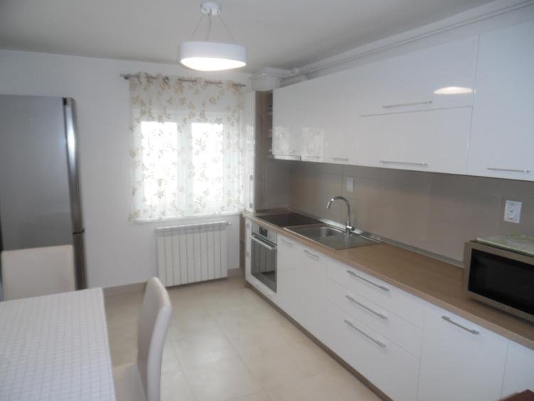 Inchiriez apartament 2 camere decomandat in Deva, zona Casa de Pensii, renovat - 1