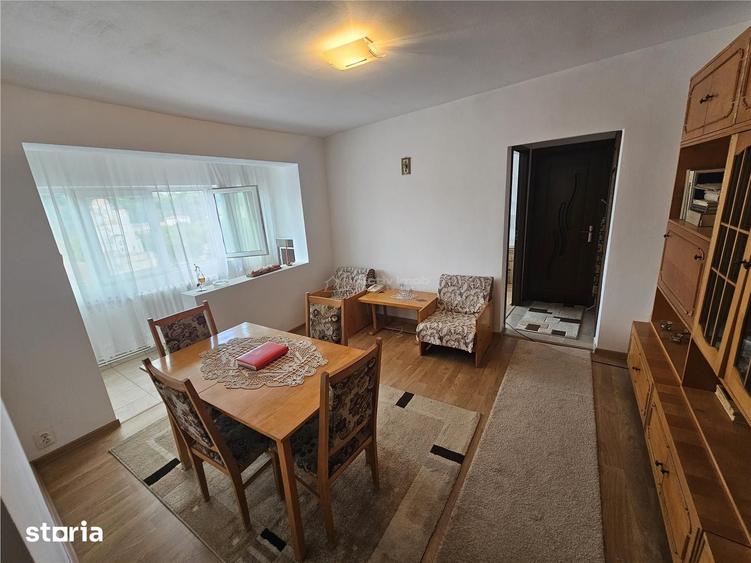 Apartament cu 3 camere semidecomandat în Central