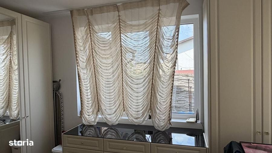 Casă cu 4 camere în Roșu