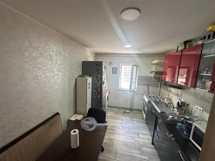 Apartament cu 4 camere decomandat în Nicolina