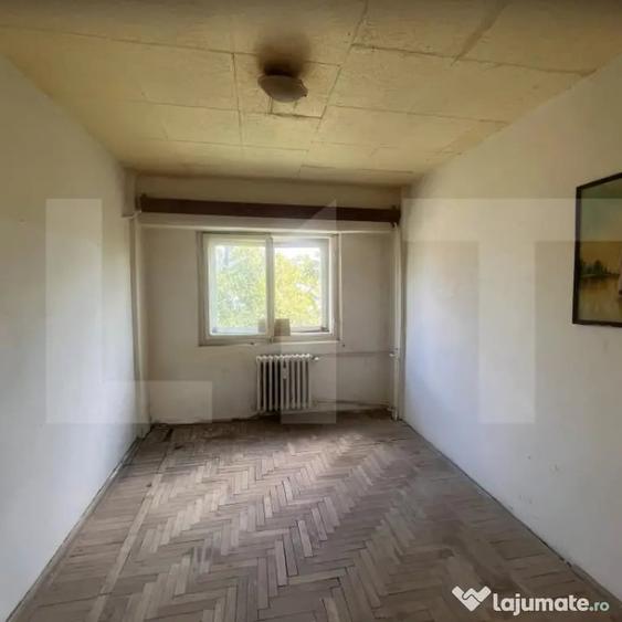 Apartament cu 3 camere semidecomandat în Central