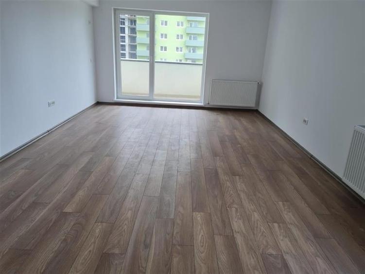 Apartament cu 2 camere decomandat în Tractorul