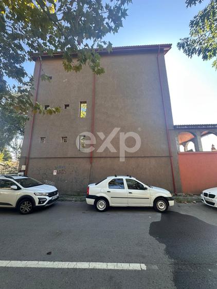 Casă individuală cu 12 camere cu Canalizare în Giulești