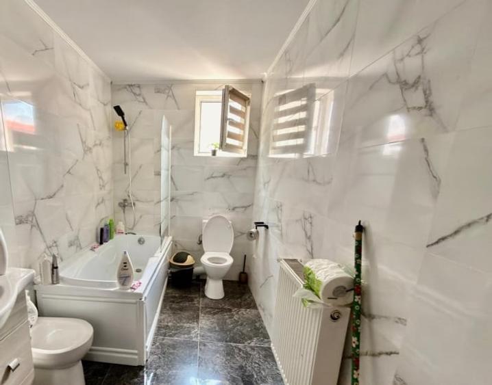 Casă individuală cu 4 camere cu Canalizare în Sud-Vest