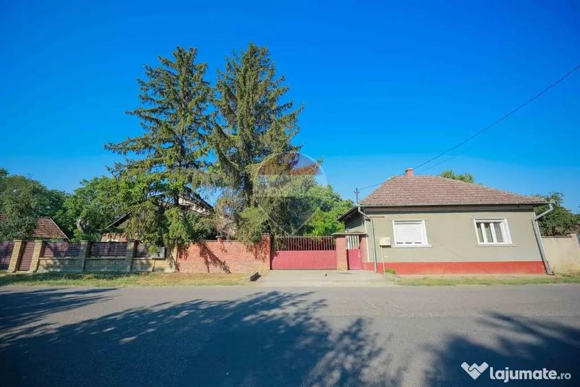 Casă cu 4 camere cu Teren 620 Mp în Santăul Mare