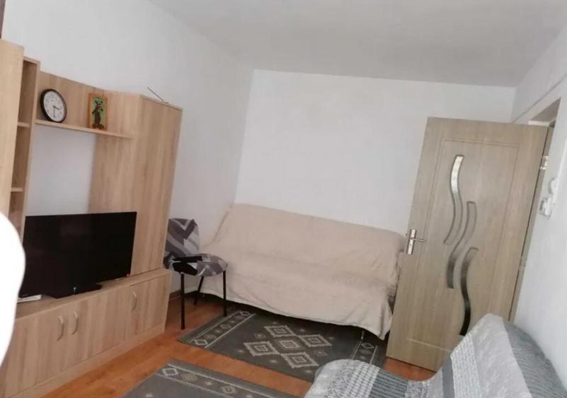 Garsoniera decomandat - zona Astra - 7