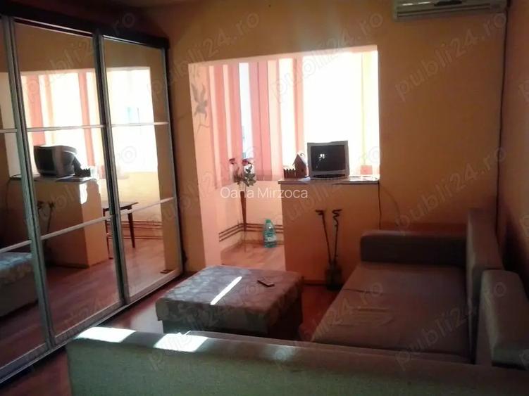 Proprietar inchiriez apartament doua camere Bul Dambovita 350 euro