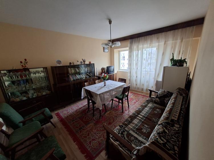 Apartament cu 4 camere, decomandat, etaj 2/4, zona Dacia - 1