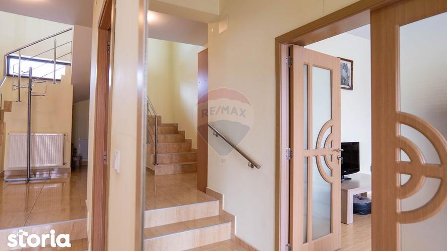 Casa / Vila cu 5 camere de vanzare - 2