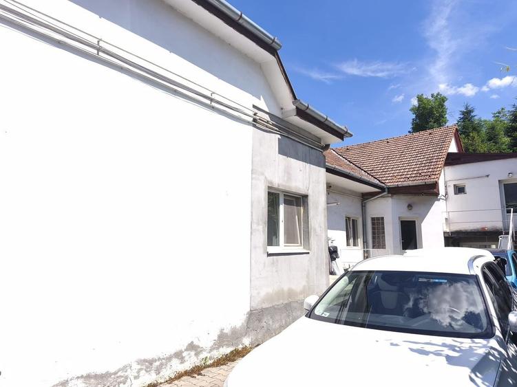Cladire cu 2 apartamente, un spatiu comercial si anexe - Semicentral - 1