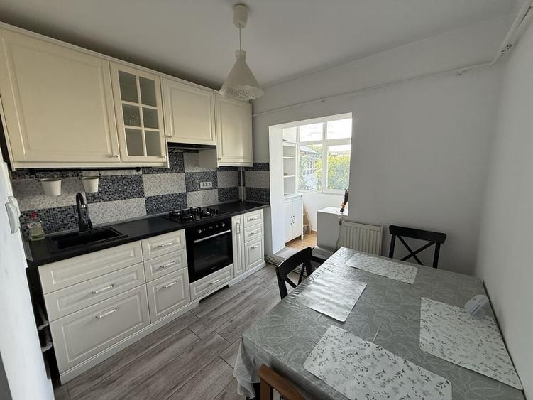 Apartament cu 3 camere decomandat în Nicolina