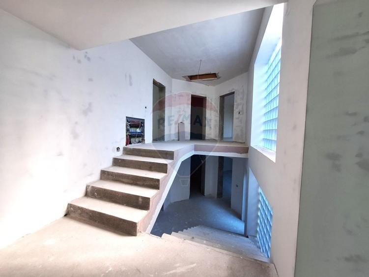 Casă / Vilă la gri aproape gata sa devina " acasa" ! - 6