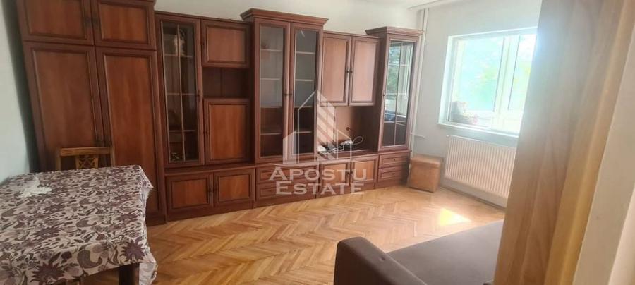 Apartament cu 3 camere, decomandat, etajul 2 , centrala proprie - 2