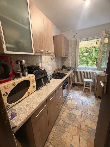 Apartament cu 3 camere semidecomandat în Berceni