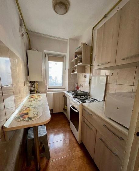 Proprietar, vand apartament 3 camere , centrala gaz, etaj 2 - 3