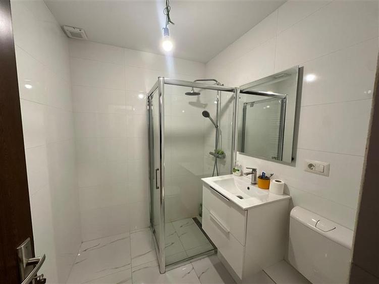 Apartament cu 3 camere semidecomandat, mobilat în Tătărași