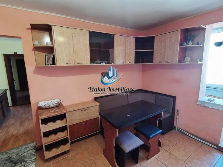 Apartament cu 3 camere semidecomandat în Dărmănești