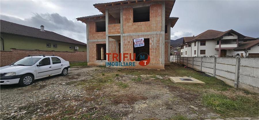 Casă individuală cu 6 camere cu Canalizare în Micești