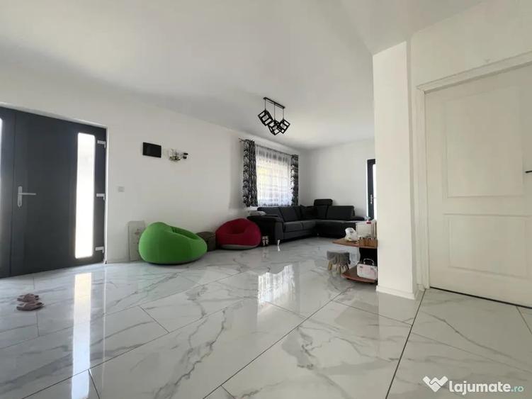 Casă cu 3 camere cu Teren 300 Mp în Sânmihaiu Român
