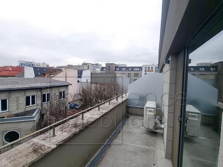 Apartament cu 3 camere semidecomandat, mobilat în Aeroport