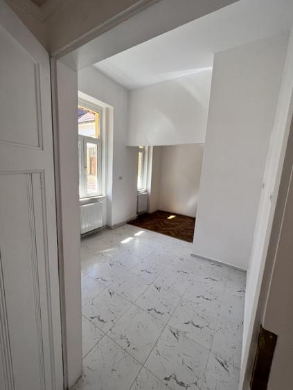 Apartament cu 3 camere semidecomandat în Neptun