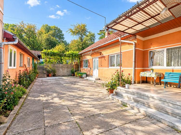 Casă individuală cu 4 camere cu Canalizare în Cugir