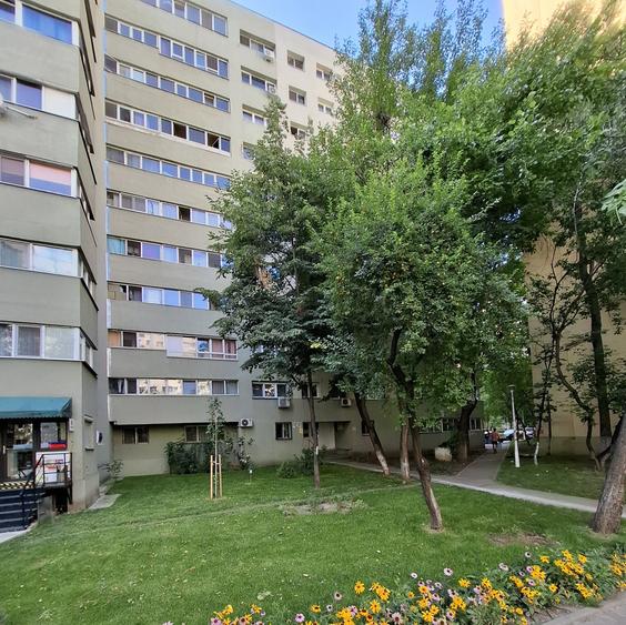 Apartament cu 3 camere decomandat, mobilat în Colentina