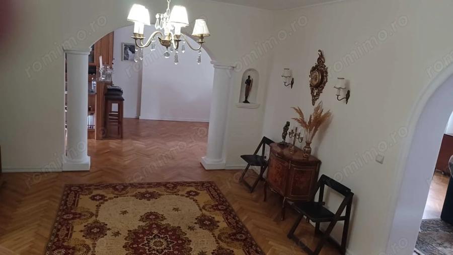 Casă cu 3 camere cu Teren 2000 Mp în Careiului