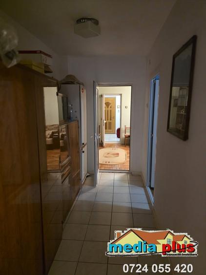 Apartament cu 3 camere semidecomandat în Micro 16