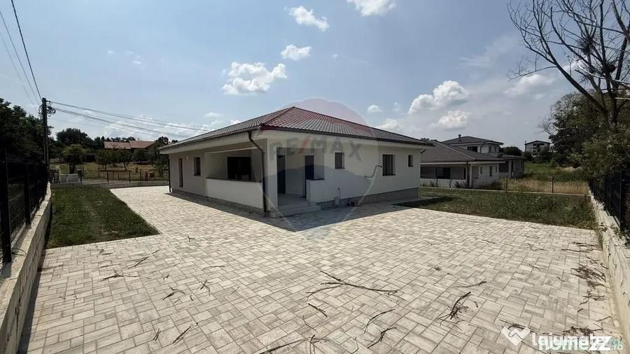 Casă cu 7 camere cu Teren 892 Mp în Est