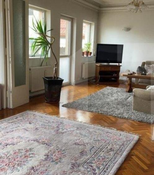 Vila cu 11 camere, 450 mp, teren cu 620 mp, 2 locuri de parc - 6