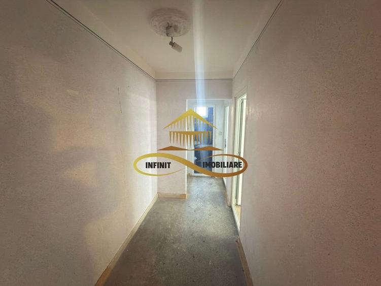 De vanzare apartament 3 camere Roman Neamt - 2