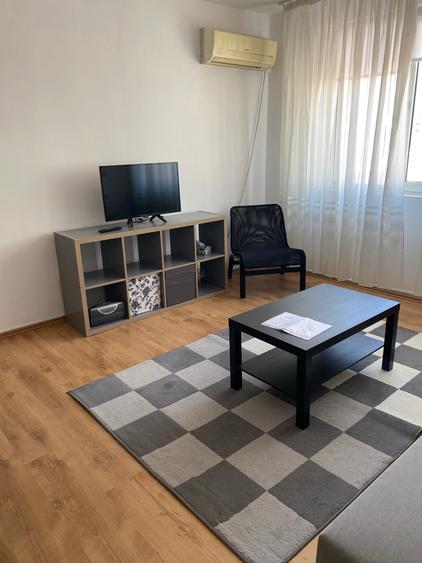 Apartament cu 3 camere semidecomandat în Titulescu