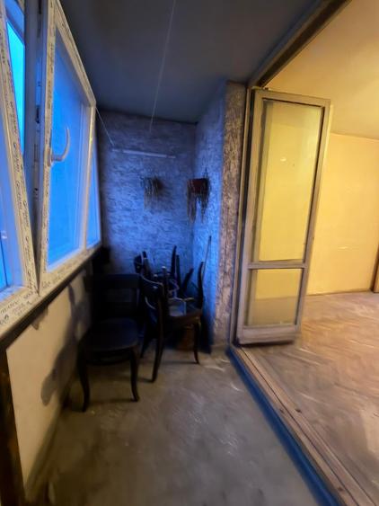 Titan, la 5 minute metrou Costin Georgian, pe intrarea Muncii, bloc 1977 - 11